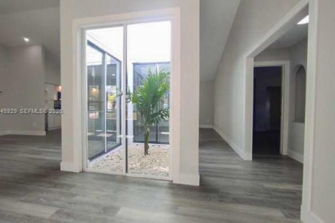 Villa ou maison à vendre à Port St. Lucie, Floride: 3 chambres, 184.97 m2 № 2004597 - photo 3