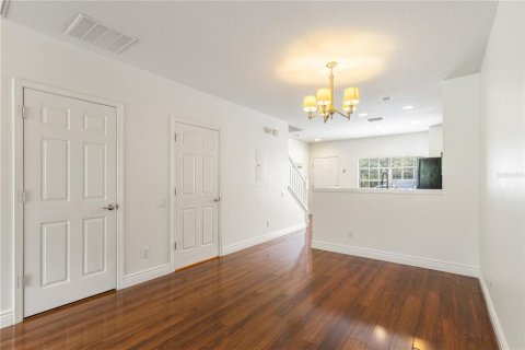 Townhouse in Tampa, Florida 2 bedrooms, 115.94 sq.m. № 2207780 - photo 7