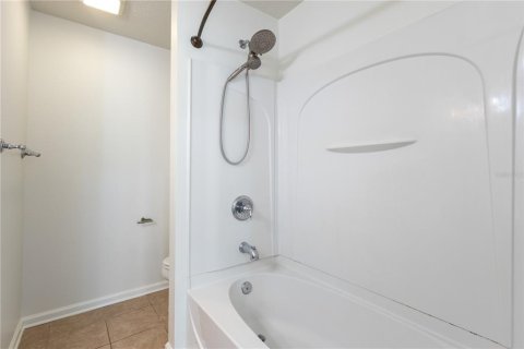 Townhouse in Tampa, Florida 2 bedrooms, 115.94 sq.m. № 2207780 - photo 22