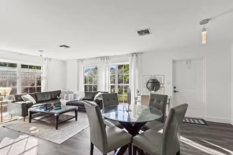 House in Pompano Beach, Florida 3 bedrooms, 107.02 sq.m. № 1984617 - photo 7