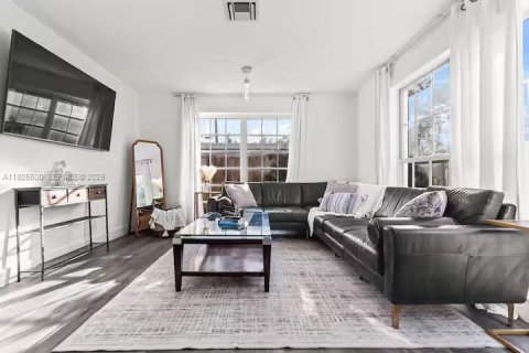 House in Pompano Beach, Florida 3 bedrooms, 107.02 sq.m. № 1984617 - photo 16