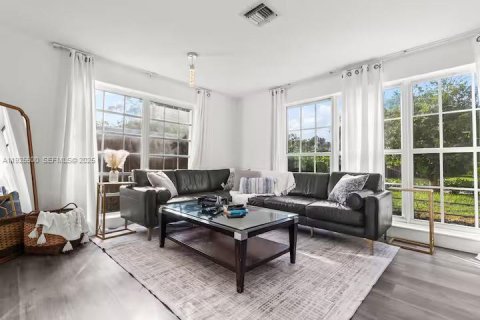 House in Pompano Beach, Florida 3 bedrooms, 107.02 sq.m. № 1984617 - photo 5