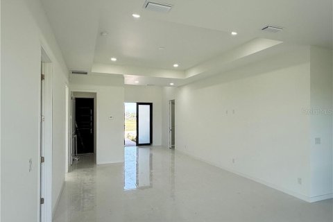 House in Cape Coral, Florida 4 bedrooms, 161.37 sq.m. № 2349454 - photo 2