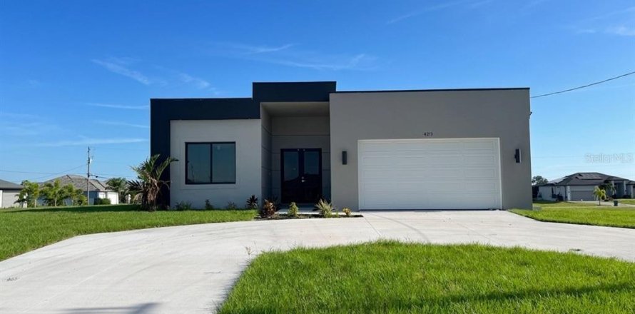 House in Cape Coral, Florida 4 bedrooms, 161.37 sq.m. № 2349454