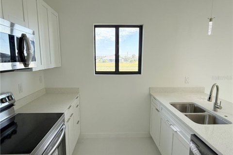 House in Cape Coral, Florida 4 bedrooms, 161.37 sq.m. № 2349454 - photo 10