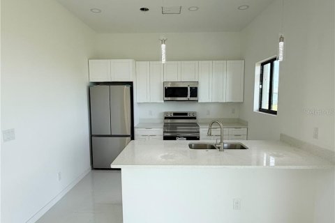 House in Cape Coral, Florida 4 bedrooms, 161.37 sq.m. № 2349454 - photo 8