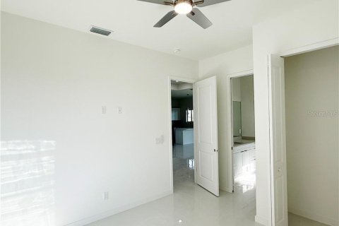 House in Cape Coral, Florida 4 bedrooms, 161.37 sq.m. № 2349454 - photo 19