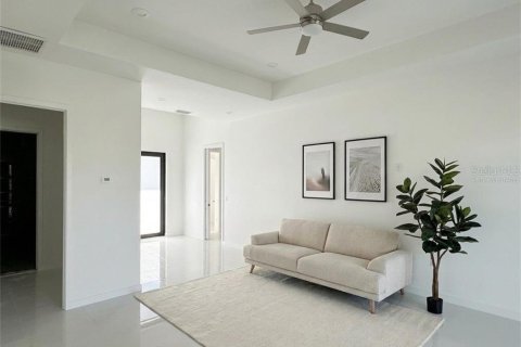 House in Cape Coral, Florida 4 bedrooms, 161.37 sq.m. № 2349454 - photo 13
