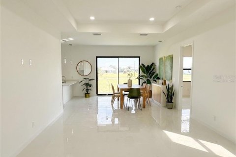 House in Cape Coral, Florida 4 bedrooms, 161.37 sq.m. № 2349454 - photo 5