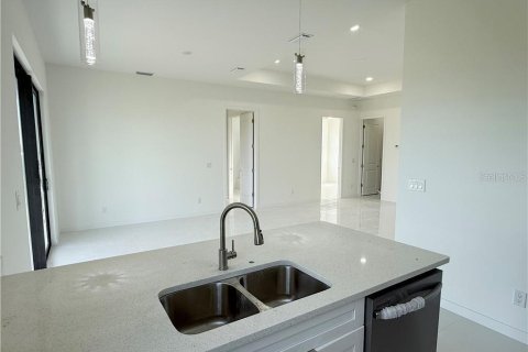 House in Cape Coral, Florida 4 bedrooms, 161.37 sq.m. № 2349454 - photo 16