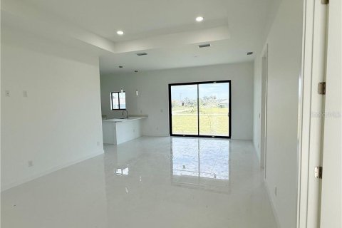 House in Cape Coral, Florida 4 bedrooms, 161.37 sq.m. № 2349454 - photo 4