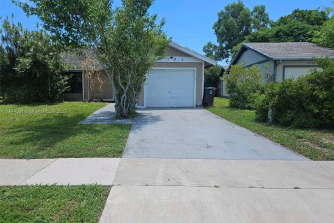 House in West Palm Beach, Florida 2 bedrooms, 99.22 sq.m. № 1857299 - photo 1