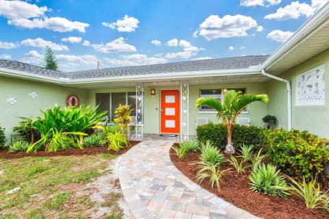 House in Sarasota, Florida 3 bedrooms, 127.83 sq.m. № 252253 - photo 6
