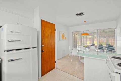 House in Sarasota, Florida 3 bedrooms, 127.83 sq.m. № 252253 - photo 23