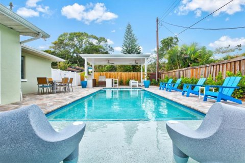 House in Sarasota, Florida 3 bedrooms, 127.83 sq.m. № 252253 - photo 2