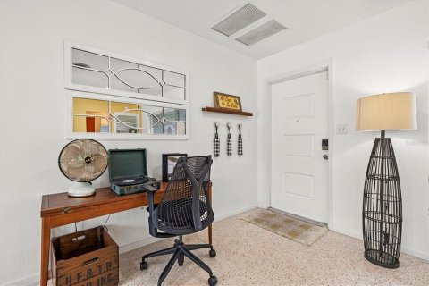 House in Sarasota, Florida 3 bedrooms, 127.83 sq.m. № 252253 - photo 7