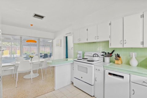 House in Sarasota, Florida 3 bedrooms, 127.83 sq.m. № 252253 - photo 24