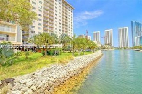 Condo in Sunny Isles Beach, Florida, 1 bedroom № 1985086 - photo 11