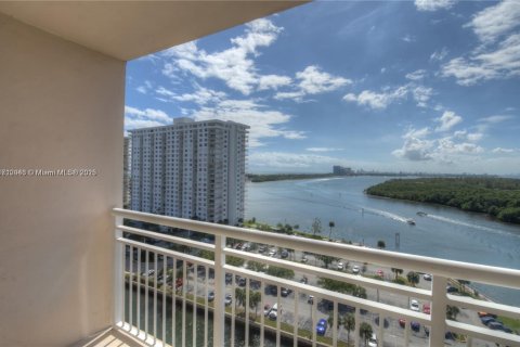 Condo in Sunny Isles Beach, Florida, 1 bedroom № 1985086 - photo 2