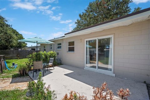 House in Cocoa, Florida 3 bedrooms, 119.57 sq.m. № 2225021 - photo 19
