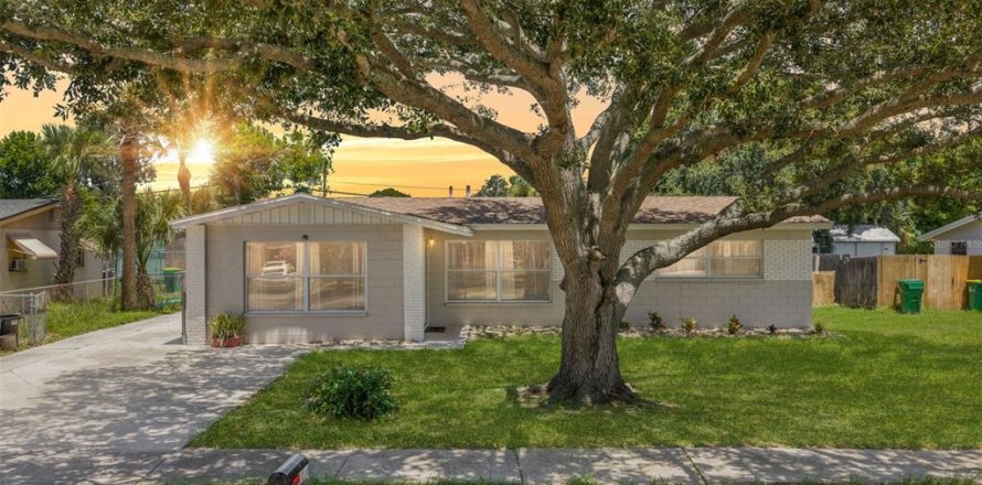 House in Cocoa, Florida 3 bedrooms, 119.57 sq.m. № 2225021