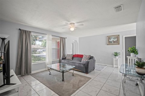 House in Cocoa, Florida 3 bedrooms, 119.57 sq.m. № 2225021 - photo 5