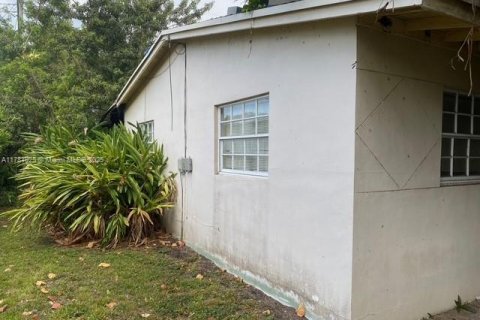 House in Miami, Florida 3 bedrooms, 159.42 sq.m. № 1683563 - photo 2