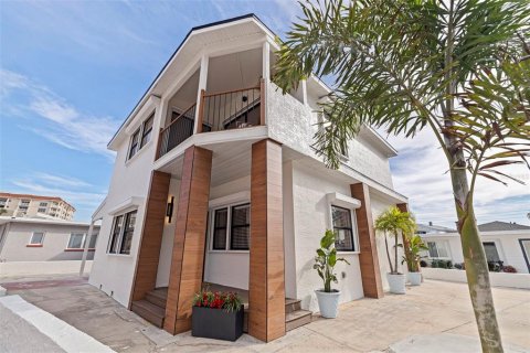 House in Redington Shores, Florida 4 bedrooms, 184.5 sq.m. № 2105669