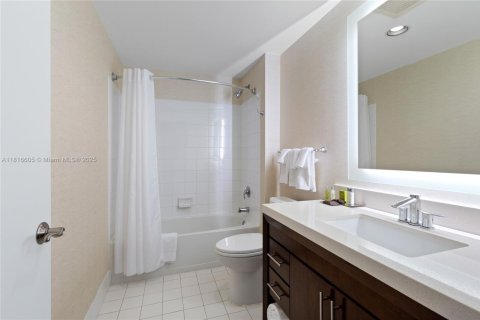 Condominio en venta en Sunny Isles Beach, Florida, 3 dormitorios, 172.8 m2 № 2032643 - foto 28