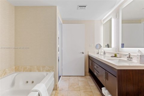 Condominio en venta en Sunny Isles Beach, Florida, 3 dormitorios, 172.8 m2 № 2032643 - foto 25