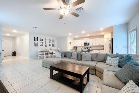 House in Zephyrhills, Florida 5 bedrooms, 205.96 sq.m. № 1917822 - photo 4