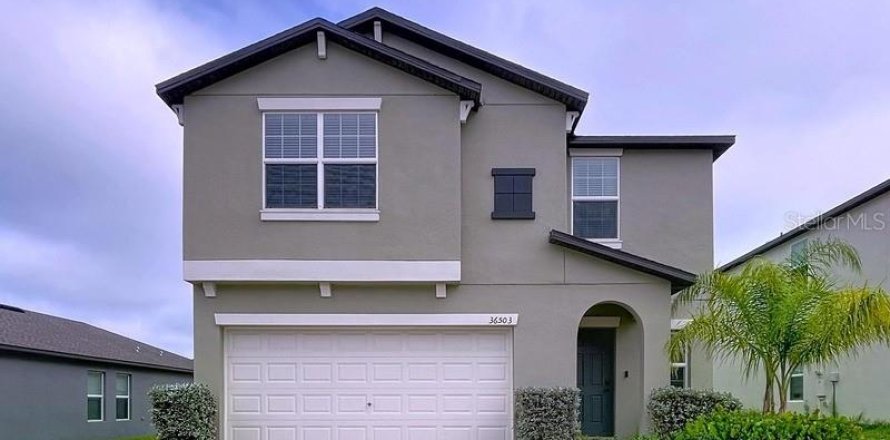 House in Zephyrhills, Florida 5 bedrooms, 205.96 sq.m. № 1917822