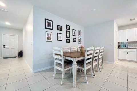House in Zephyrhills, Florida 5 bedrooms, 205.96 sq.m. № 1917822 - photo 8