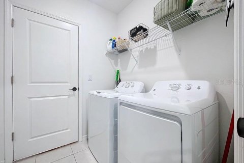 House in Zephyrhills, Florida 5 bedrooms, 205.96 sq.m. № 1917822 - photo 30