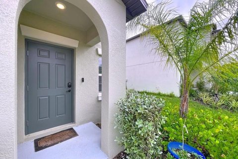 House in Zephyrhills, Florida 5 bedrooms, 205.96 sq.m. № 1917822 - photo 2