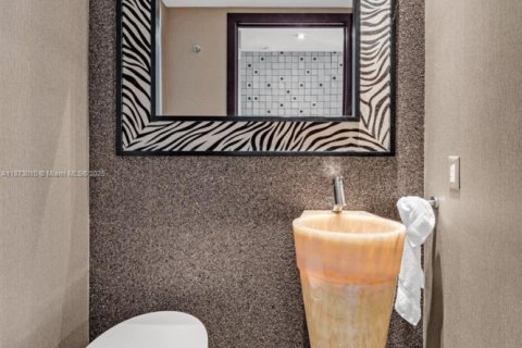 Condo in Miami Beach, Florida, 2 bedrooms  № 2018229 - photo 17