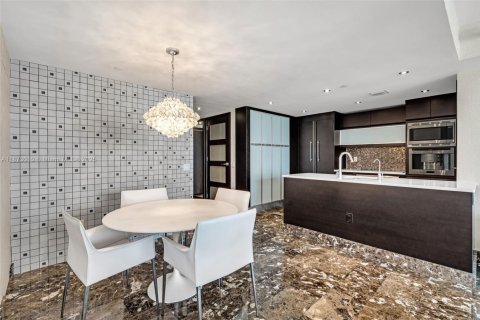 Condo in Miami Beach, Florida, 2 bedrooms  № 2018229 - photo 12