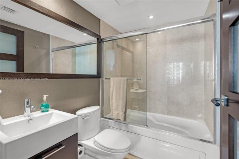 Condo in Miami Beach, Florida, 2 bedrooms  № 2018229 - photo 25