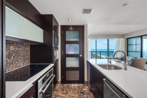 Condo in Miami Beach, Florida, 2 bedrooms  № 2018229 - photo 14