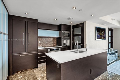 Condo in Miami Beach, Florida, 2 bedrooms  № 2018229 - photo 13