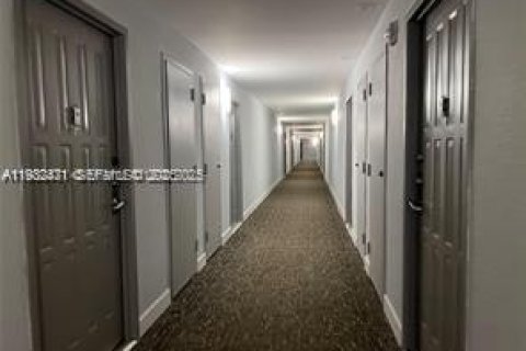 Condominio en venta en Hallandale Beach, Florida, 2 dormitorios, 99.87 m2 № 2035139 - foto 2