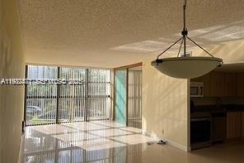 Condominio en venta en Hallandale Beach, Florida, 2 dormitorios, 99.87 m2 № 2035139 - foto 6