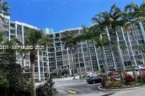 Condominio en venta en Hallandale Beach, Florida, 2 dormitorios, 99.87 m2 № 2035139 - foto 3