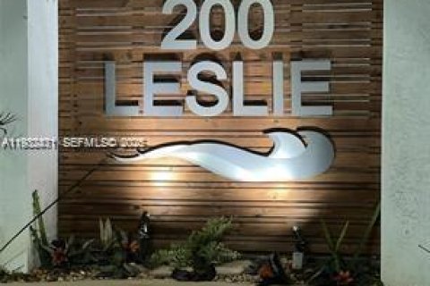 Condominio en Hallandale Beach, Florida, 2 dormitorios  № 2035139