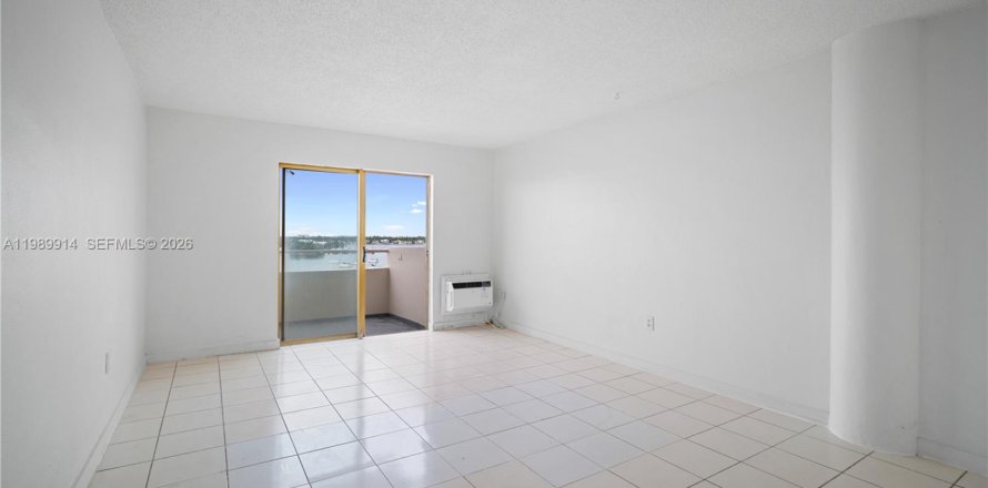 Studio in the Condo in North Bay Village, Florida  № 2051986