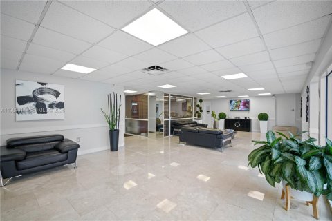 Condo in North Bay Village, Florida  № 2051986 - photo 4