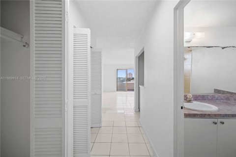 Condo in North Bay Village, Florida  № 2051986 - photo 8