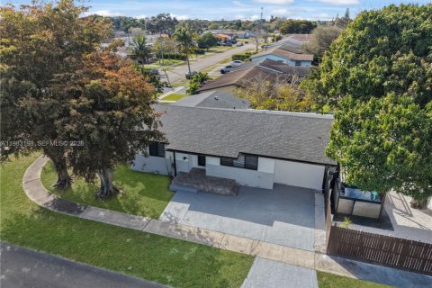 House in Hollywood, Florida 4 bedrooms, 144.74 sq.m. № 2045527 - photo 19