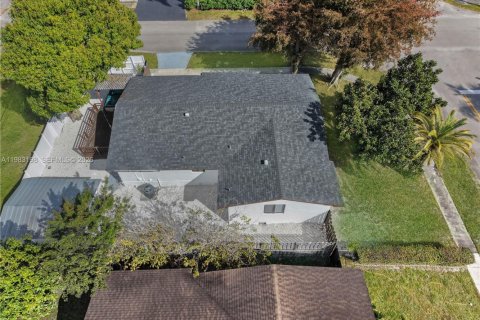 House in Hollywood, Florida 4 bedrooms, 144.74 sq.m. № 2045527 - photo 20