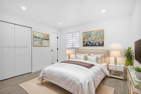 House in Hollywood, Florida 4 bedrooms, 144.74 sq.m. № 2045527 - photo 10